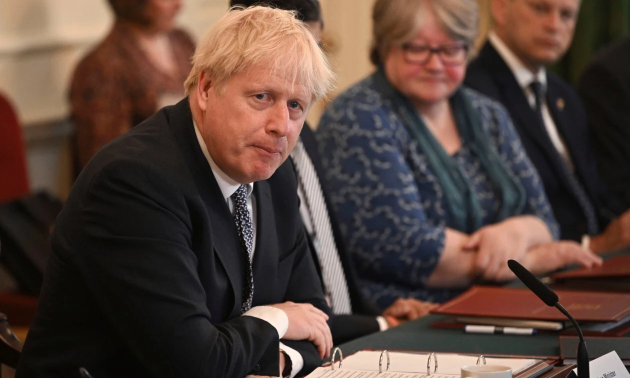 Ministerial resignations bring Johnson down