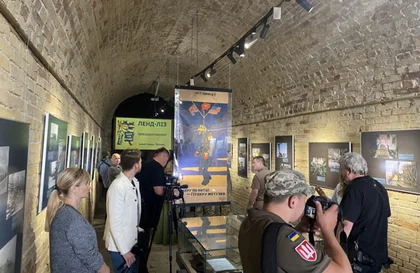 Нова воєнна виставка в Києві прирівнює Путіна до Гітлера