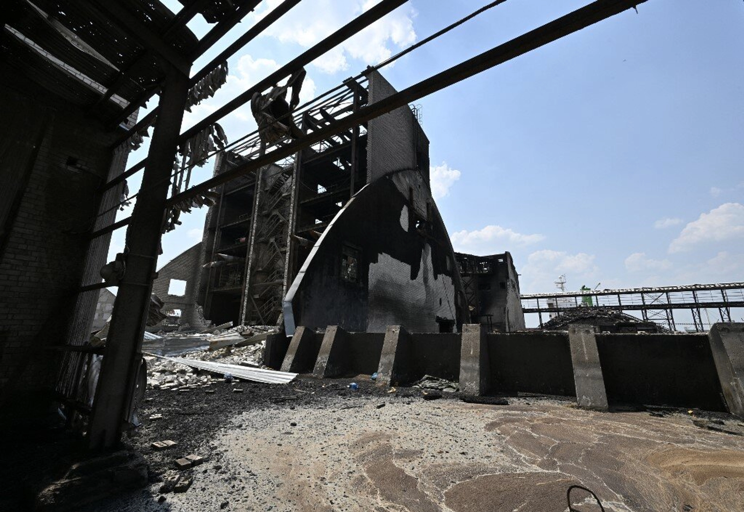 Mykolaiv Bombarded at Sunrise – Heavy Damage to Civilian Buildings