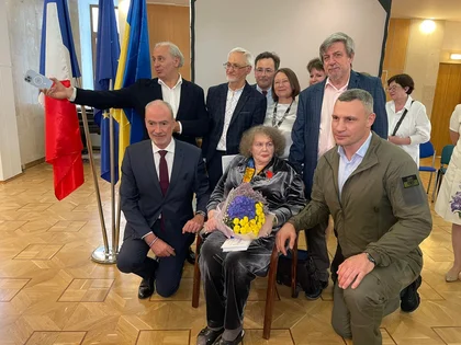 Легендарна українська поетеса нагороджена французьким орденом Почесного легіону