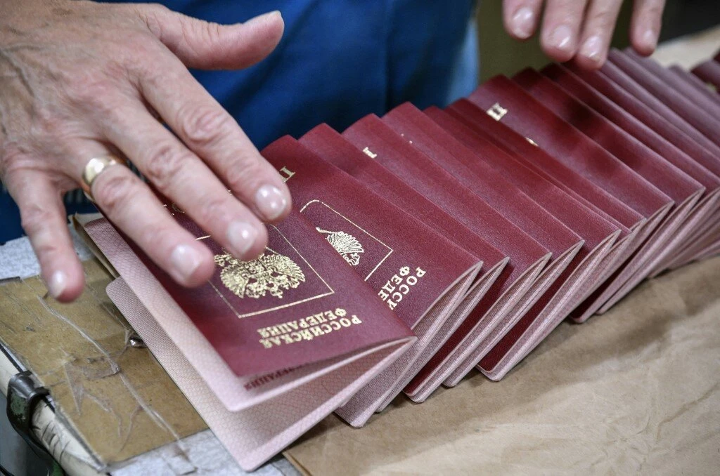In South Ukraine, Moscow Supporters Snap Up Russian Passports