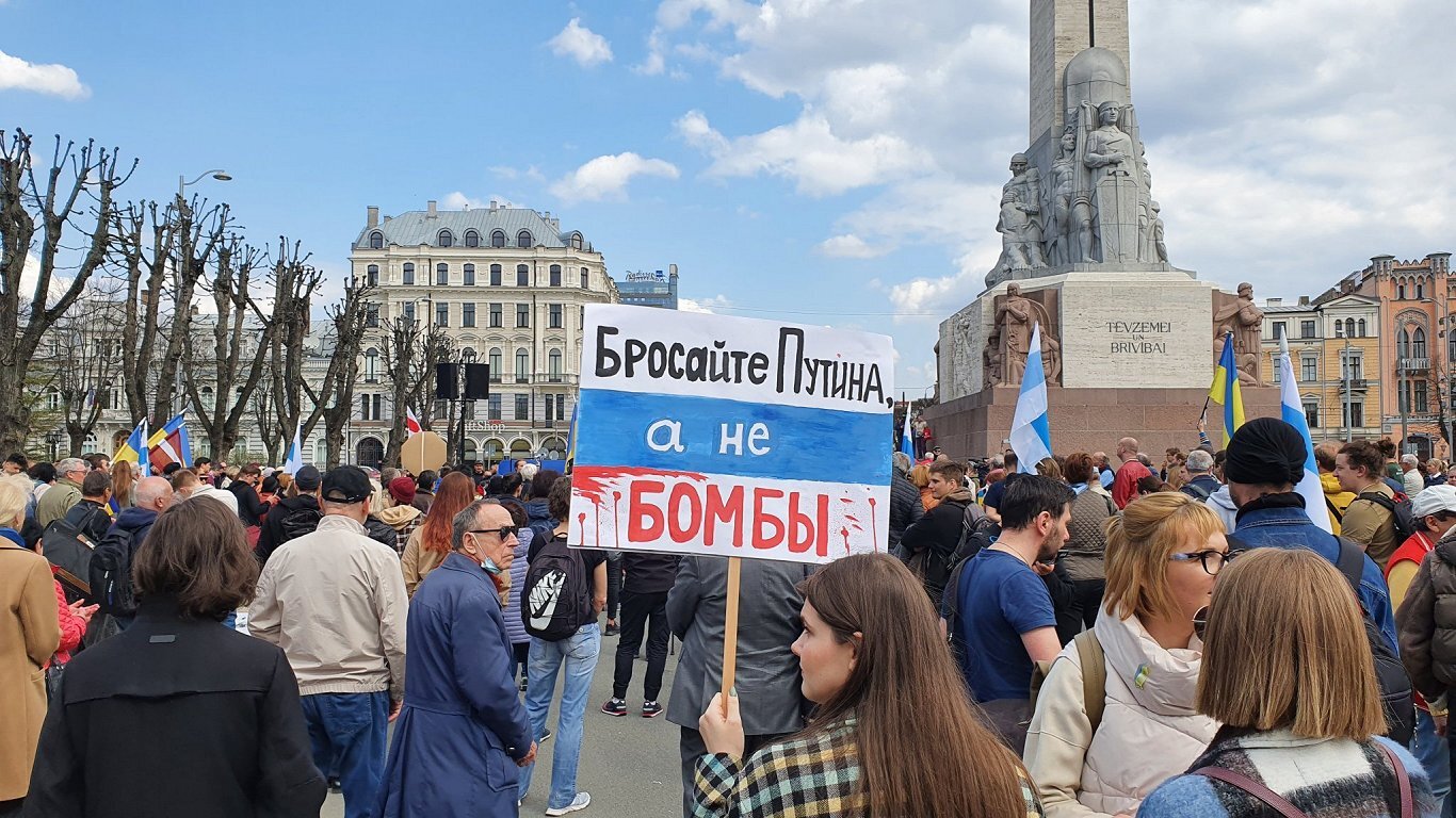 Против голосов. Митинг против войны. Митинги против России. Митинг в Украине. Митинг в Риге.