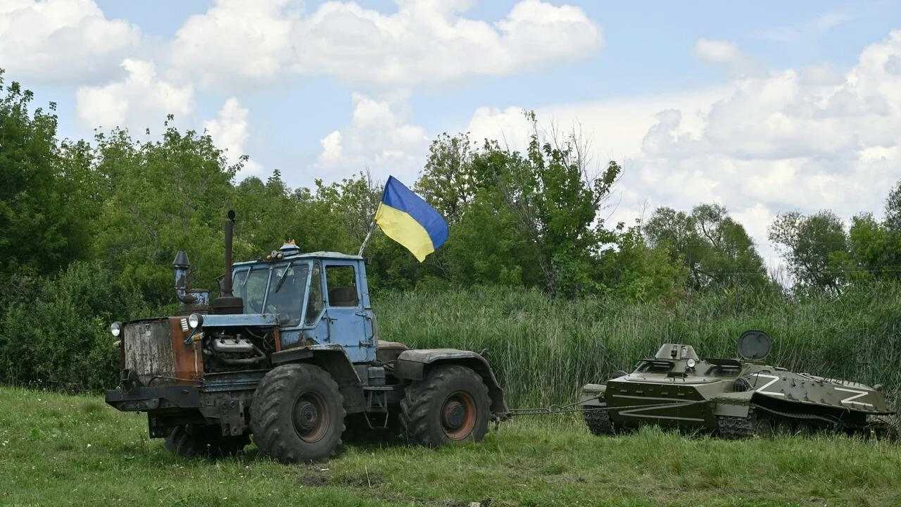 Tug-of-war: Ukraine celebrates its tank-towing farmers