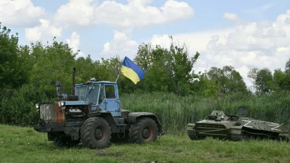 Ось як українські фермери тягнуть ворожі танки