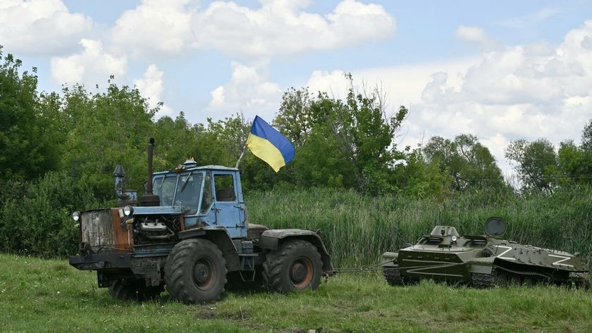 Ось як українські фермери тягнуть ворожі танки