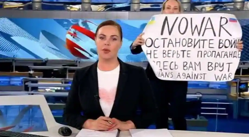 Russian Journalist Fined for Opposing Invasion of Ukraine