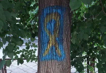 ‘Yellow Ribbon’ Resistant Movement Symbols Appear Across Occupied Kherson