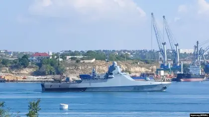 У Севастопольську бухту знову зайшов російський військовий корабель із обпаленим бортом