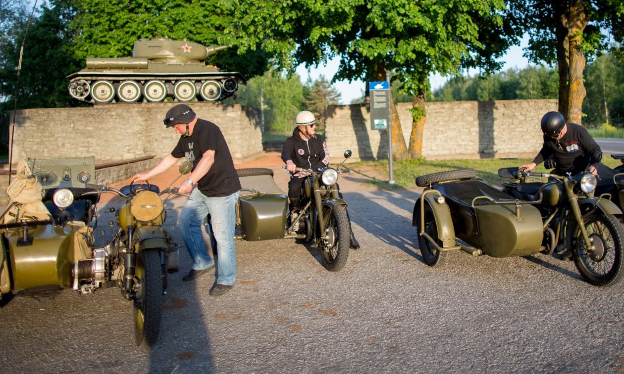 Estonia Narva Removes SovietEra Tank Monument to Protest Invasion of