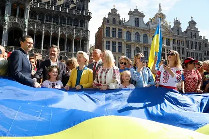 On Independence Day, EC President along with Ukrainians, unfurl 30-meter Ukrainian flag on Brussels’ central square