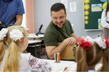 الـرئيس زيلينسكي يحضر أول يوم في العام الدراسي بمدرسة في اربين
