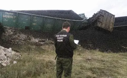 “المتمردون” الروس المناهضون لبوتين يعرقلون قطارًا ضخمًا يعمل بالفحم عن مساره في شرق سيبيريا