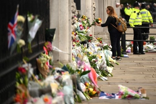 MOURNING A MONARCH: Worldwide Grief in Photos.