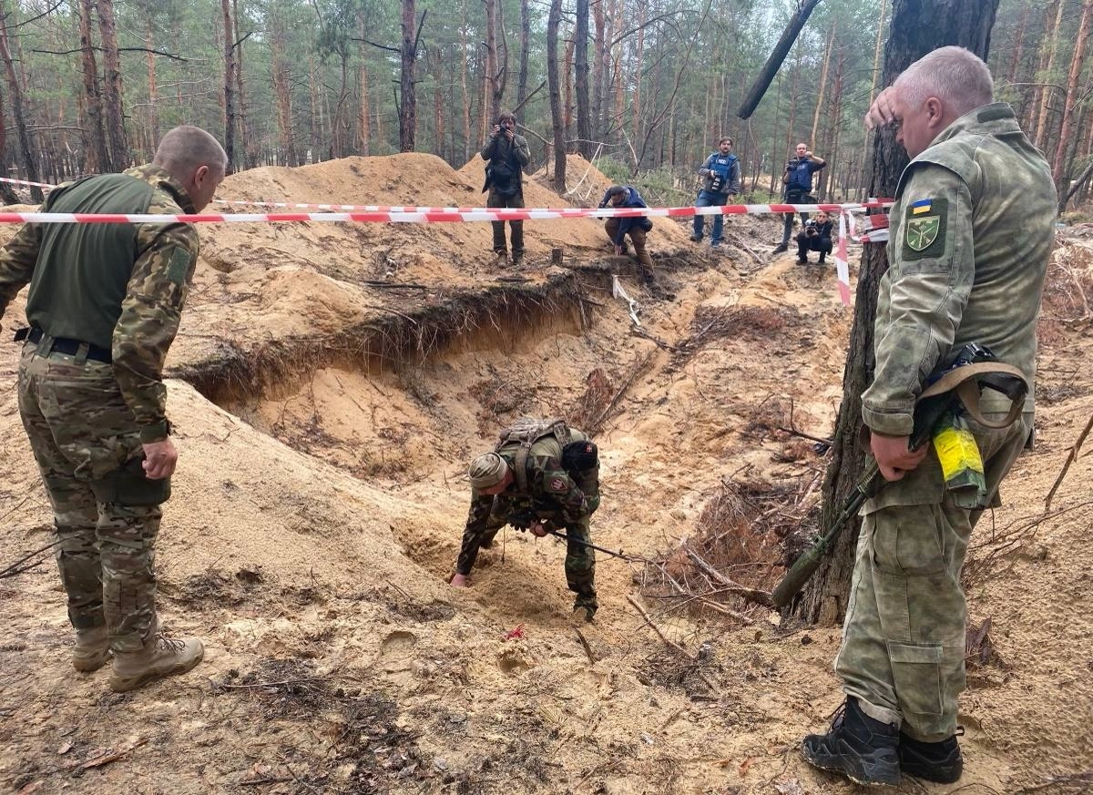 В Ізюмі знайшли масове поховання – президент Зеленський