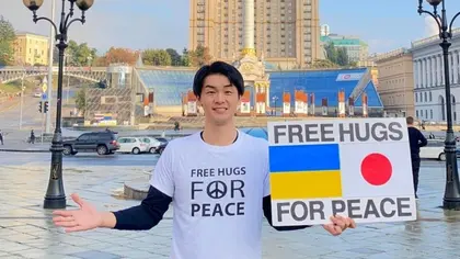 Обійми заради миру: як японський блогер вирішив підтримати українців