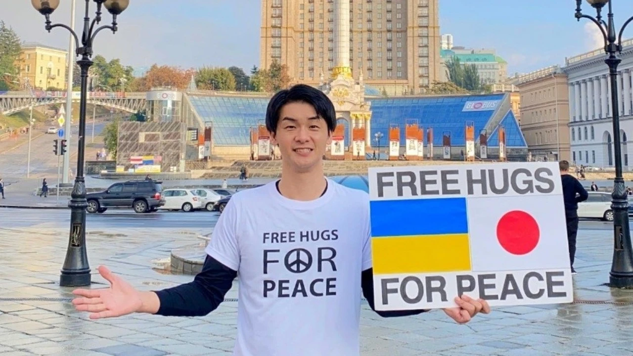 Hugs for Peace: How a Japanese Blogger Supports Ukrainians