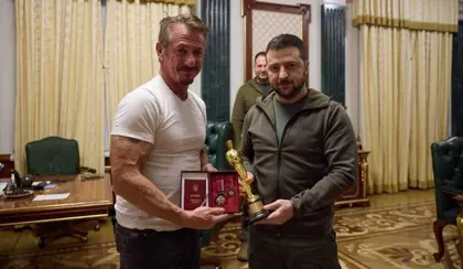 “Оскар” для Зеленського. Американський актор Шон Пенн привіз свою статуетку в Україну