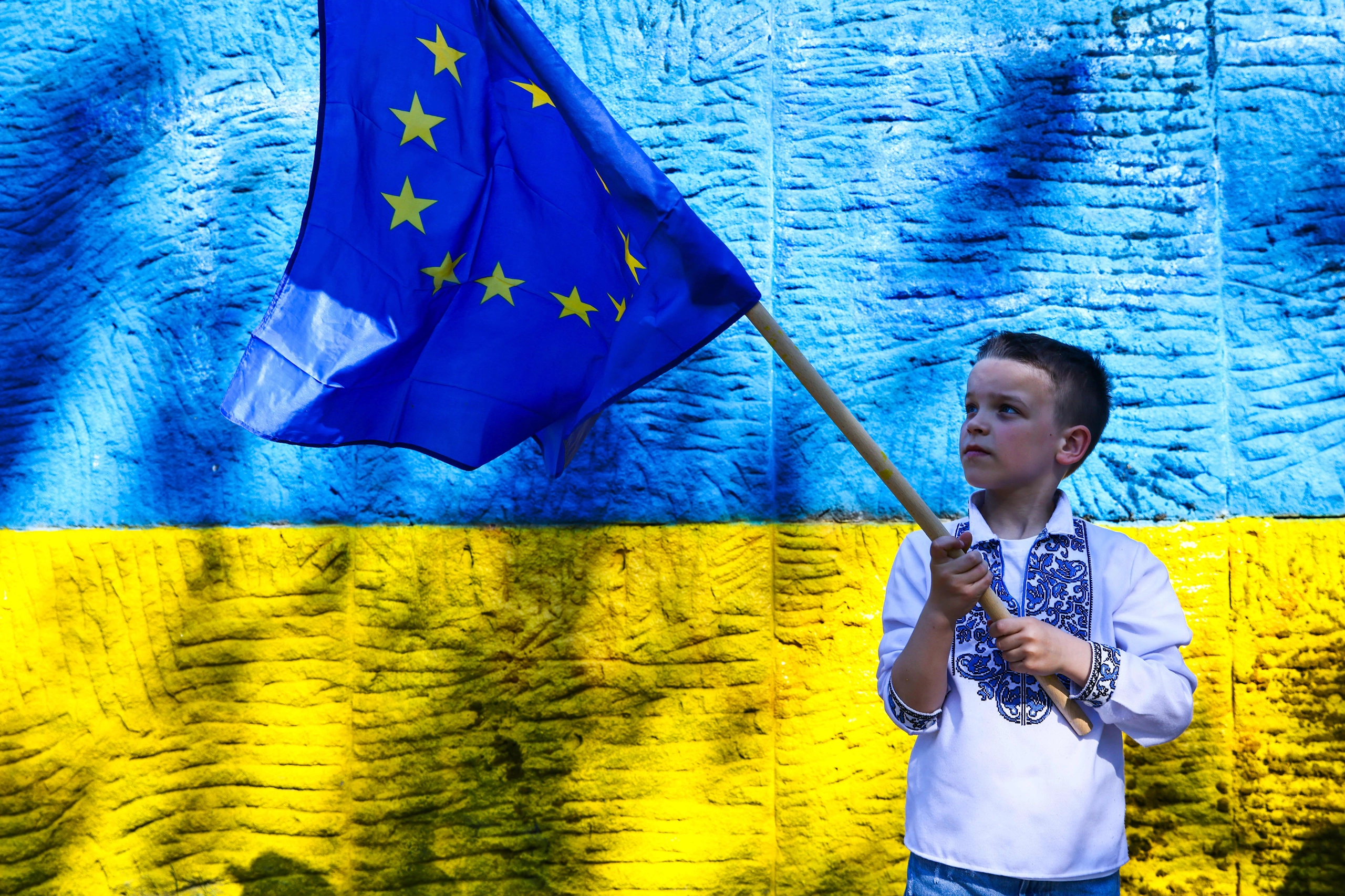 Poll: Ukrainians Ready to Endure War to Become Prosperous EU State