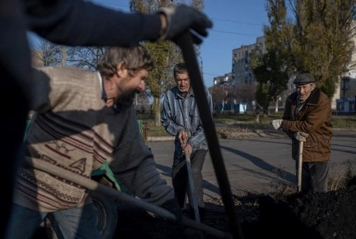 “We Can’t Survive on Our Own”: Locals Help out Neighbours in Bakhmut