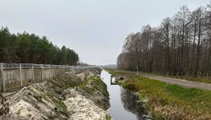 В ОП показали будівництво стіни на кордоні з Білоруссю