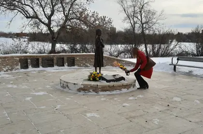 Тиждень України: про свічку пам’яті Голодомору, маленьку дівчину з інгалятором та російських зброярів у Судані