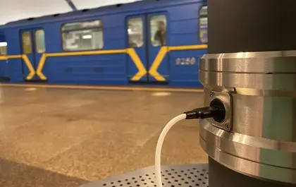 Майже 20 станцій столичного метро обладнали точками з USB-зарядками