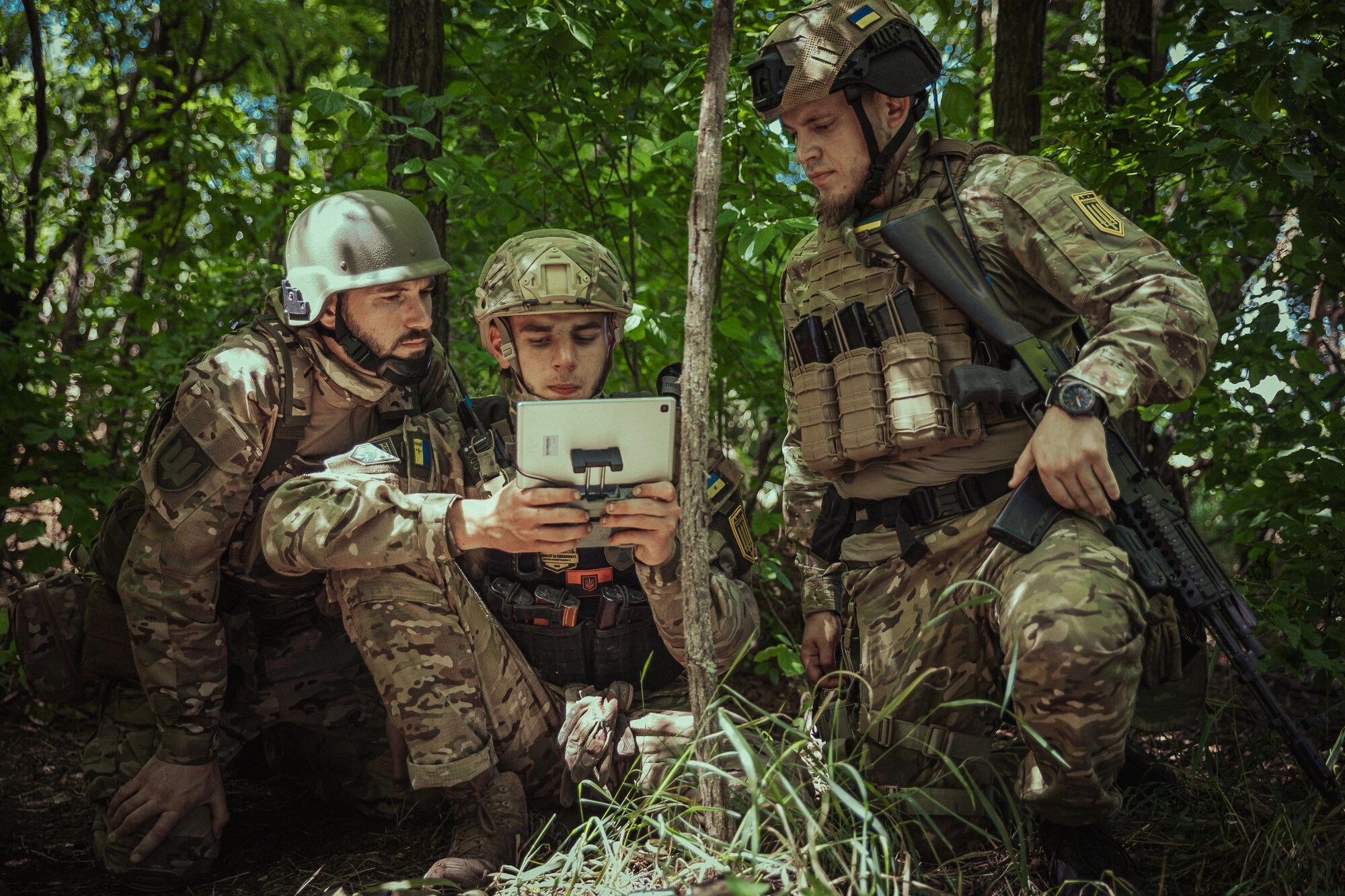 Azov Special Operations Regiment (SSO) member Viktor Pavlov (R), observes a drone operator at work during a patrol in the southern Zaporizhia sector / 
Віктор Павлов (зліва) спостерігає за роботою безпілотника під час патрулювання на Запорізькому напрямку.