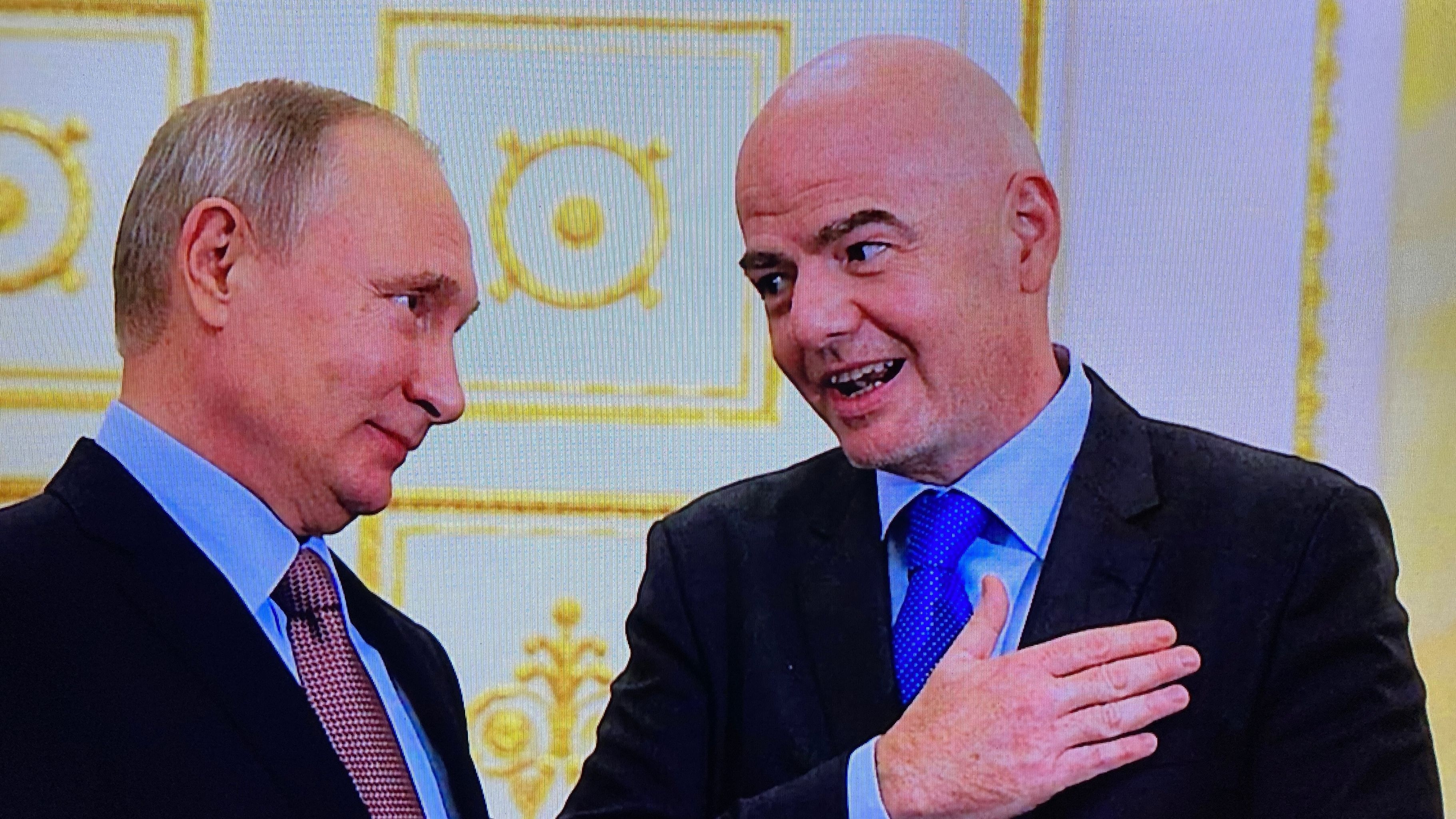 Інфантіно і російський диктатор Путін. Мила бесіда організаторів чемпіонату світу в Росії у 2018 році. Кадр з документального серіалу «Таємниці FIFA»