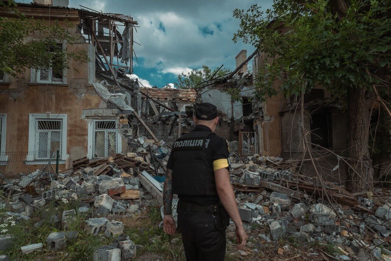 Patrol police officers are in Mykolaiv under constant fire until the last day and are helping to evacuate people