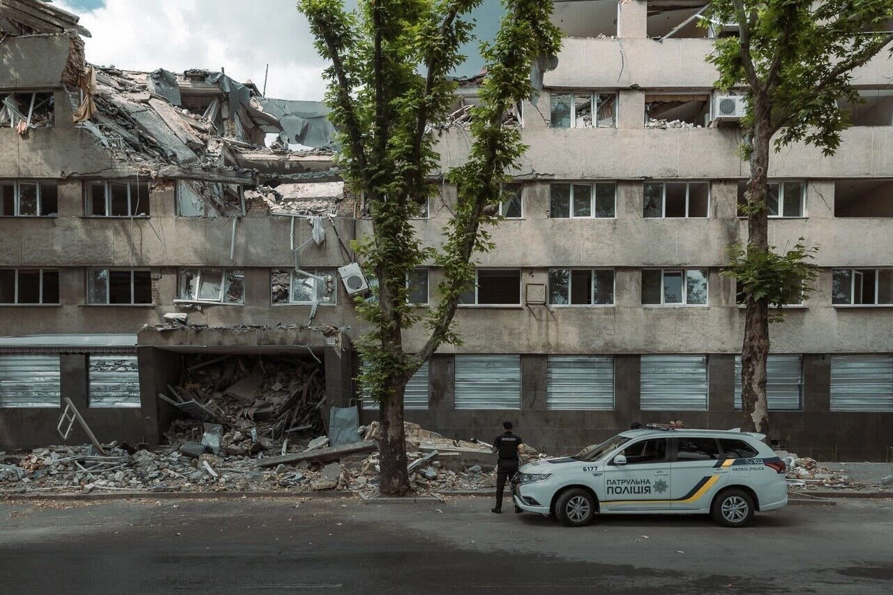 Patrol police officers are in Mykolaiv under constant fire until the last day and are helping to evacuate people