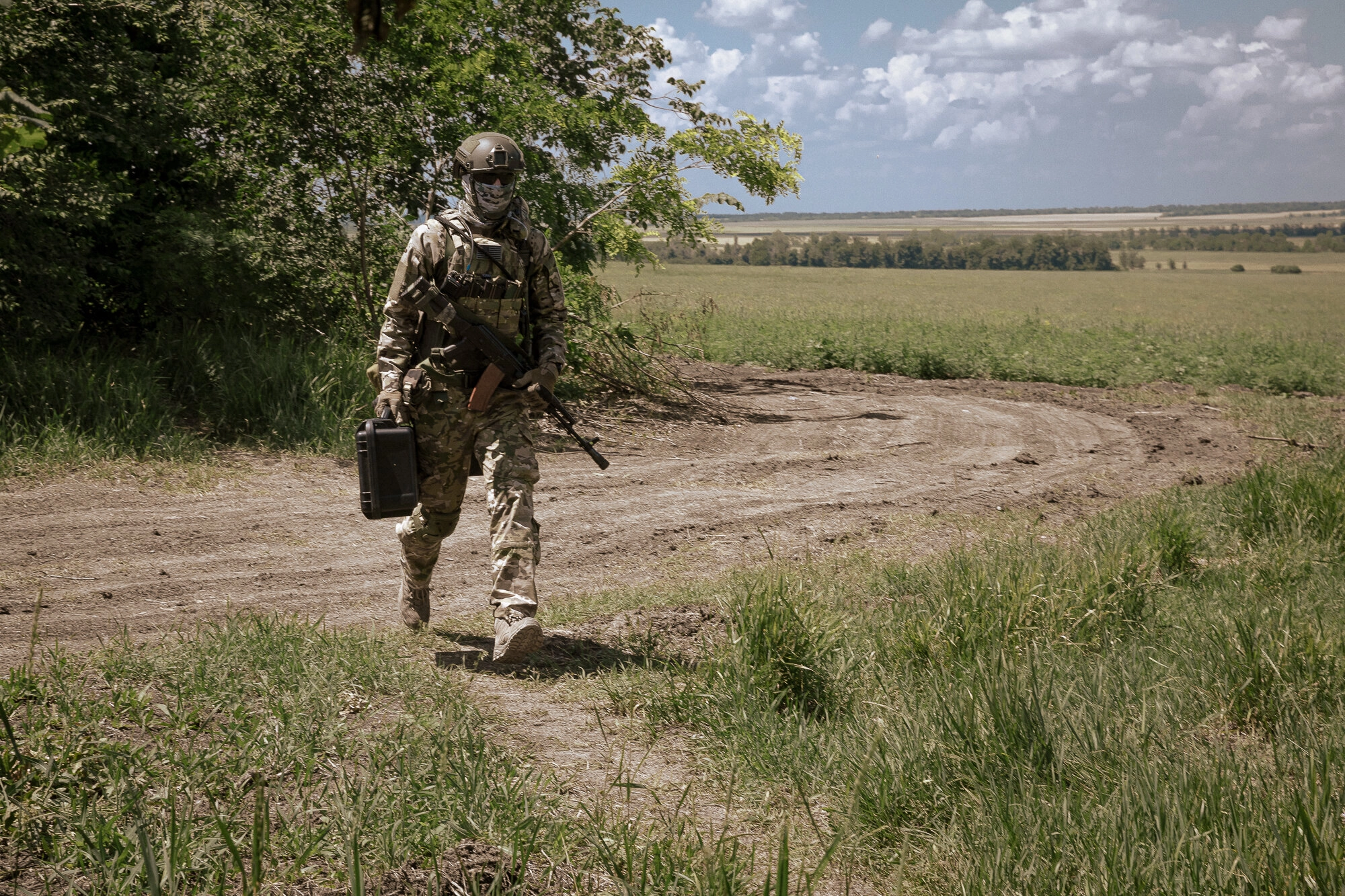 Drone pilot serving with the Azov Special Operations Force (SSO) Regiment crosses an open area during a reconnaissance patrol in the Mykolaiv-Kherson sector / Розвідник полку ССО “Азов“ перетинає відкриту місцевість під час пішого патрулювання в секторі “Херсон-Миколаїв“ (MAKS PILIPENKO)