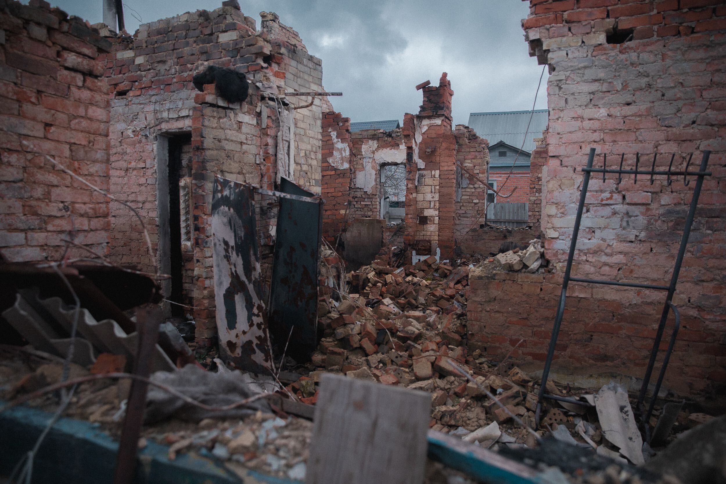 Зруйнований дім та новий модульний дім родини Шевчуків у Макарові Фото: Maks Pilipenko