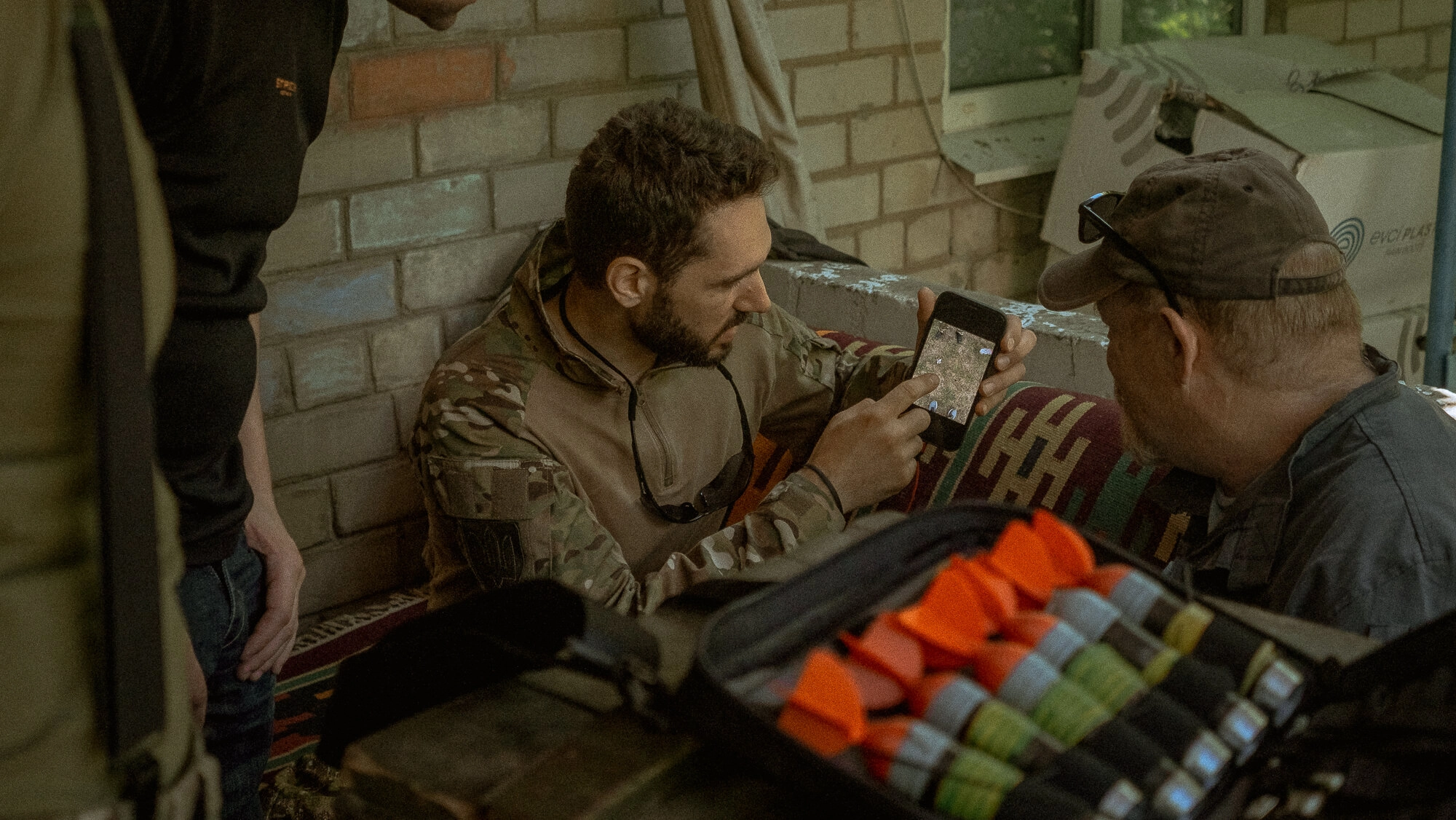 Azov Special Operations Regiment (SSO) member Viktor Pavlov shows a Kyiv Post reporter a map image of probable RF positions following a patrol in the southern Zaporizhia sector /
Віктор Павлов показує кореспонденту Kyiv Post зображення на карті ймовірних позицій РФ після патрулювання на Запорізькому напрямку