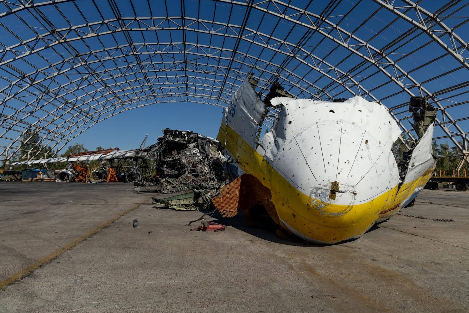 An-225 fuselage destroyed by Russian invaders