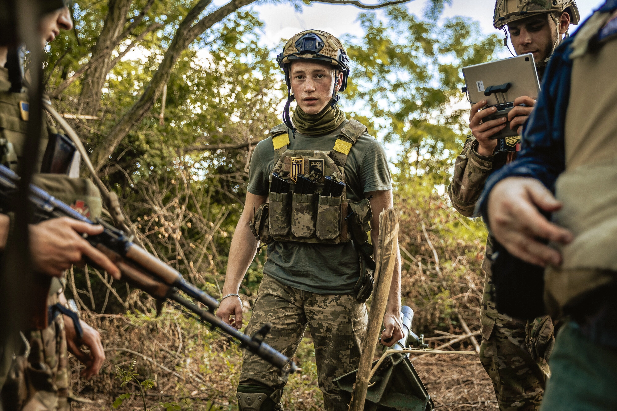 Mortarman with the Azov Special Operations Force (SSO) Regiment takes a break in the afternoon heat following a fire mission, in the Mykolaiv-Kherson sector /  Мінометник полку «Азов» відпочиває у полуденну спеку після бойового завдання на ділянці Миколаїв – Херсон