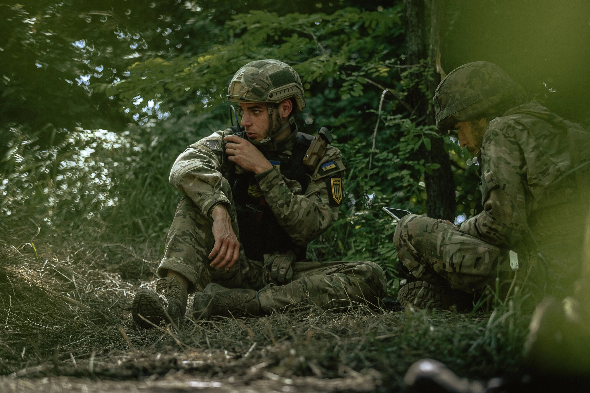 Scouts from the reconnaissance section of the Azov Special Operations Force (SSO) Regiment, use computer tablets and digital radios to correct mortar fire during combat operations in the Mykolaiv-Kherson sector / Розвідники розвідувального підрозділу полку спеціального призначення «Азов» за допомогою комп’ютерних планшетів та цифрових радіостанцій корегують мінометний вогонь під час бойових дій на напрямку Миколаїв – Херсон.  