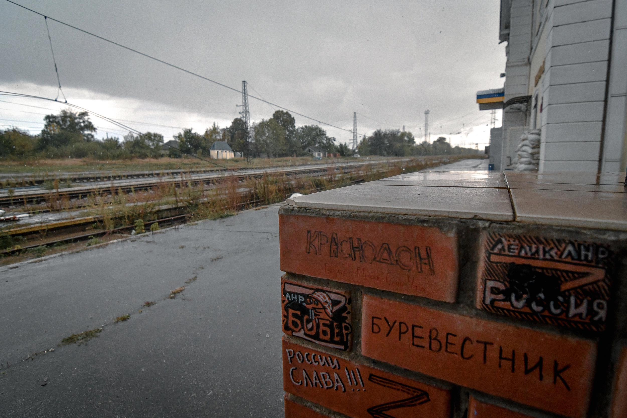 Залізнична станція «Козача Лопань» зазнала значних ушкоджень від артилерійських і мінометних обстрілів у перші дні  війни. Російські війська вийшли з селища на початку вересня. У деяких місцях залишились їхні написи на стінах (внизу справа).