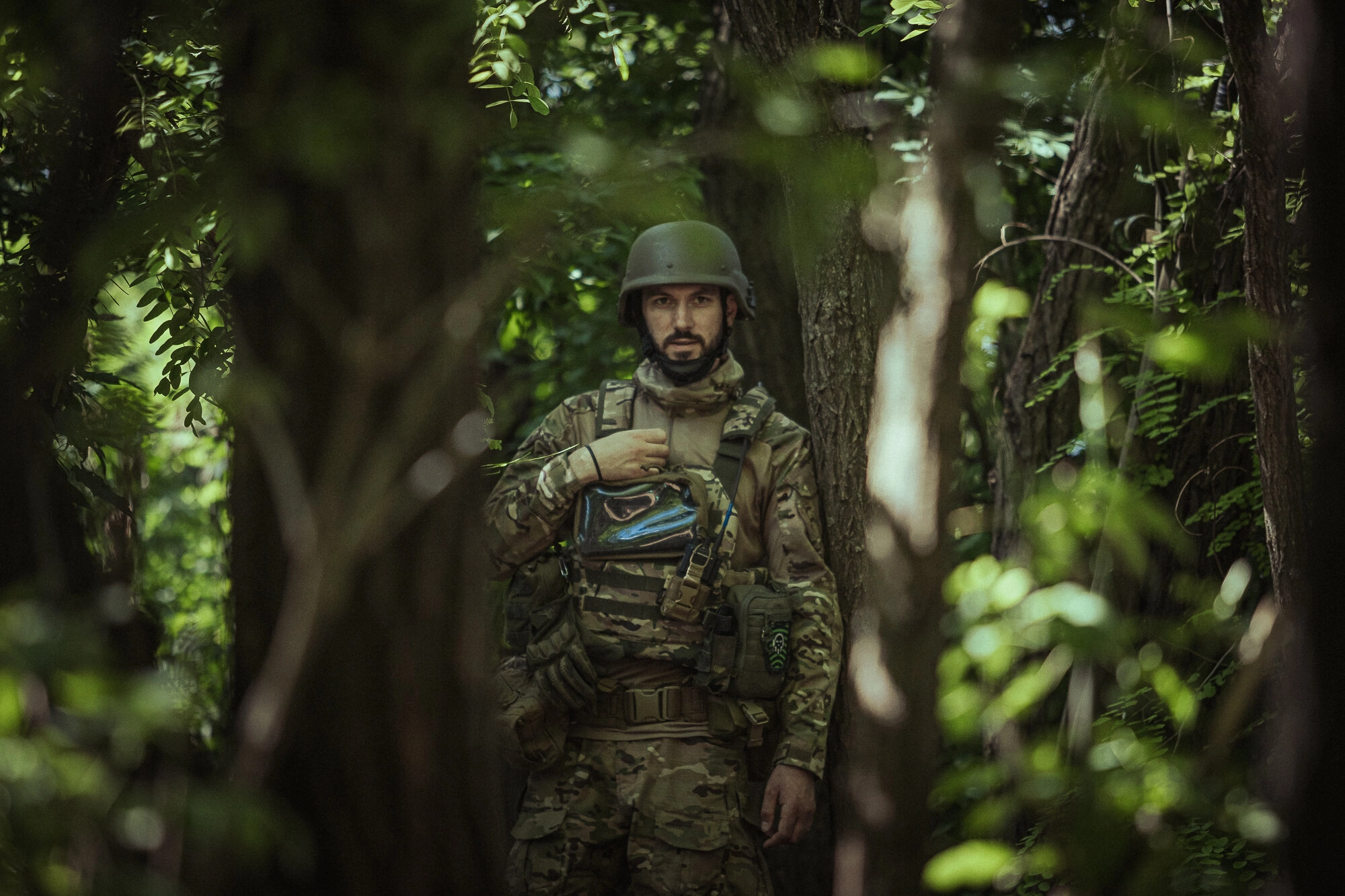 Azov Special Operations Regiment (SSO) member Viktor Pavlov, observes his surroundings while on patrol in the south Zaporizhia region /
Боєць полку ССО «Азов» Віктор Павлов спостерігає за місцевістю під час патрулювання у Запорізькій області