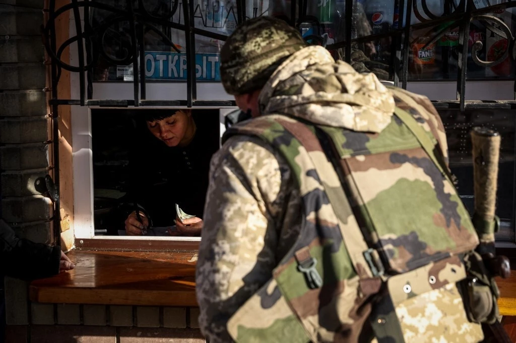Hot Dogs, Coffee, Bolster Fight in Eastern Ukraine