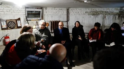 المفوض السامي لحقوق الإنسان يجرى اجتماعات بأحد الملاجئ في أوكرانيا بسبب القصف الروسي