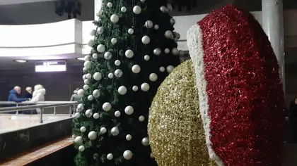 На станції харківського метро встановили новорічну ялинку