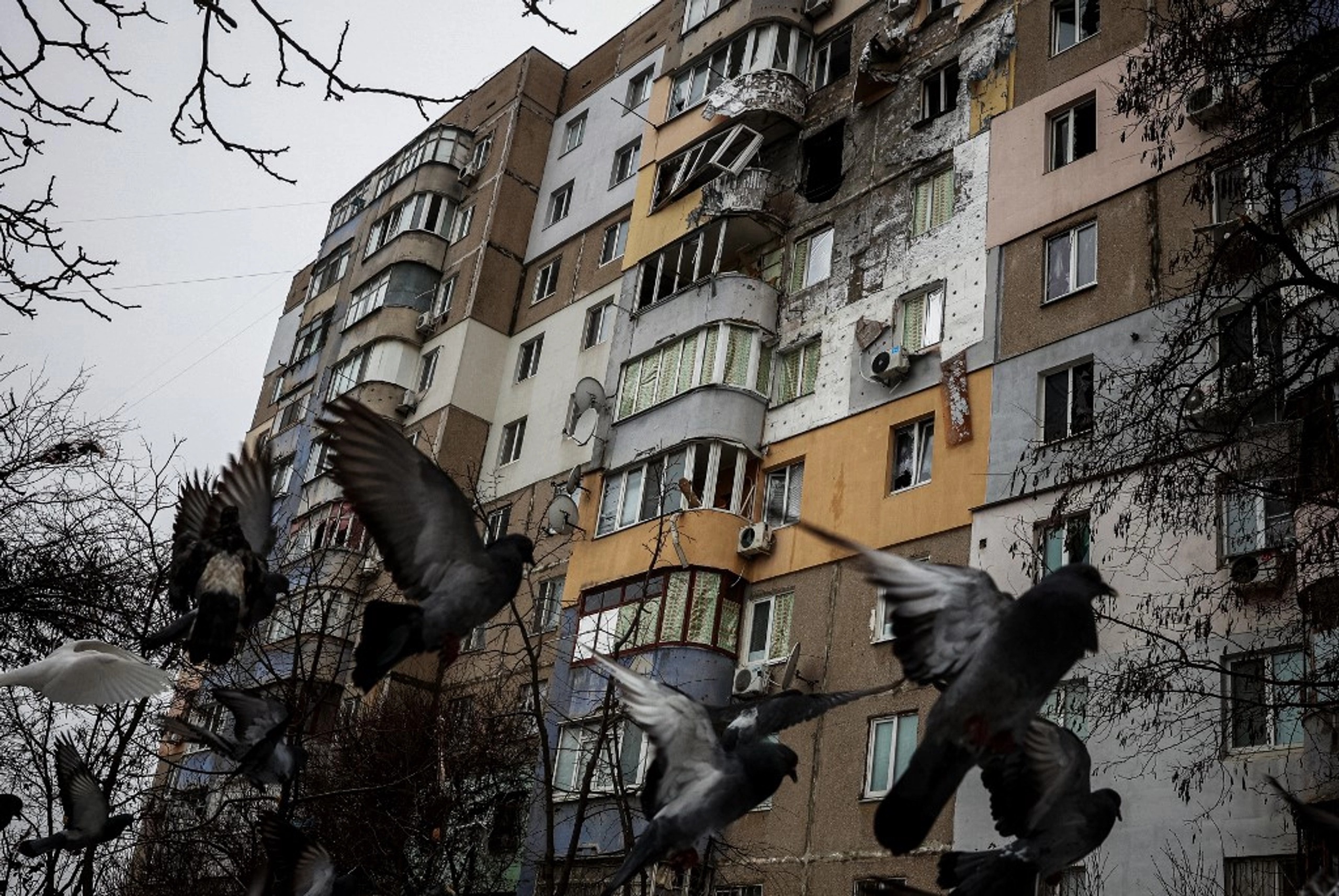 A damaged flat in a multi-storey residential building following Russian strike in the southern Ukrainian town of Kherson, on December 7, 2022 / AFP