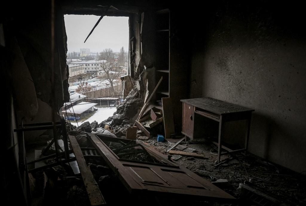 This photograph taken on December 7, 2022, shows a damaged flat in a multi-storey residential building following Russian strike in the southern Ukrainian town of Kherson / AFP