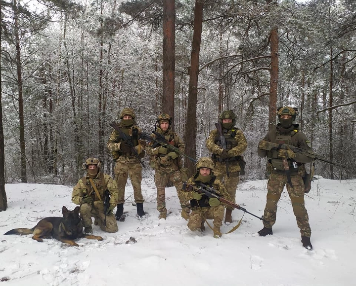 Добровольці 100-ї окремої бригади територіальної оборони відпочивають під час зимових навчань на Волині, 24 листопада. Бійці кажуть, що у разі вторгнення Росії та Білорусі в Західну Україну підрозділи ЗСУ влаштовуватимуть засідки. Фото надано ЗСУ. 