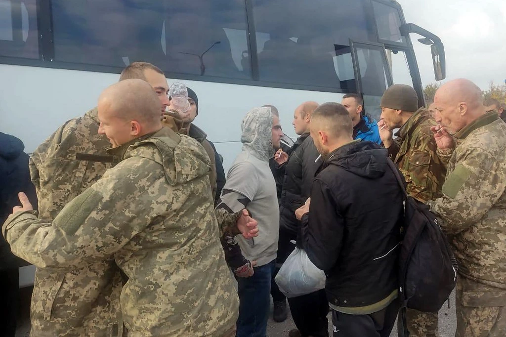 Kyiv Says 64 Ukrainians, U.S. Citizen Released in Prisoner Swap with Russia