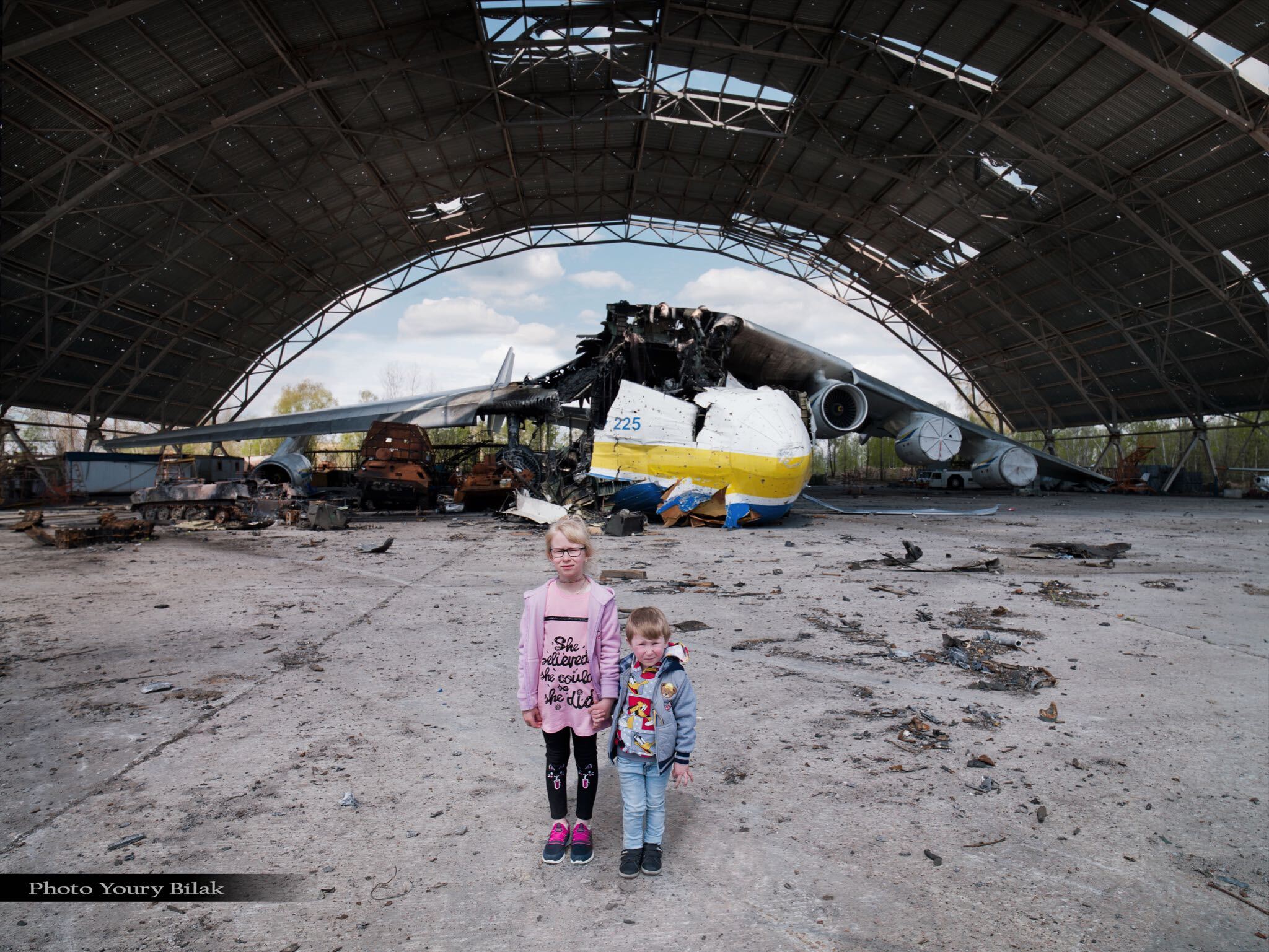 Єгор та Анастасія біля зруйнованого найбільшого у світі літака Ан-225 «Мрія» у Гостомелі. Фото: Юрій Білак
