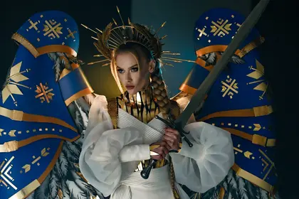 «Воїн світла»: «Міс Україна Всесвіт 2022» представила національний костюм у броні та з крилами