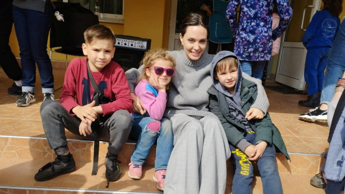 Actress Angelina Jolie with Ukrainian refugee children. Photo by Reuters