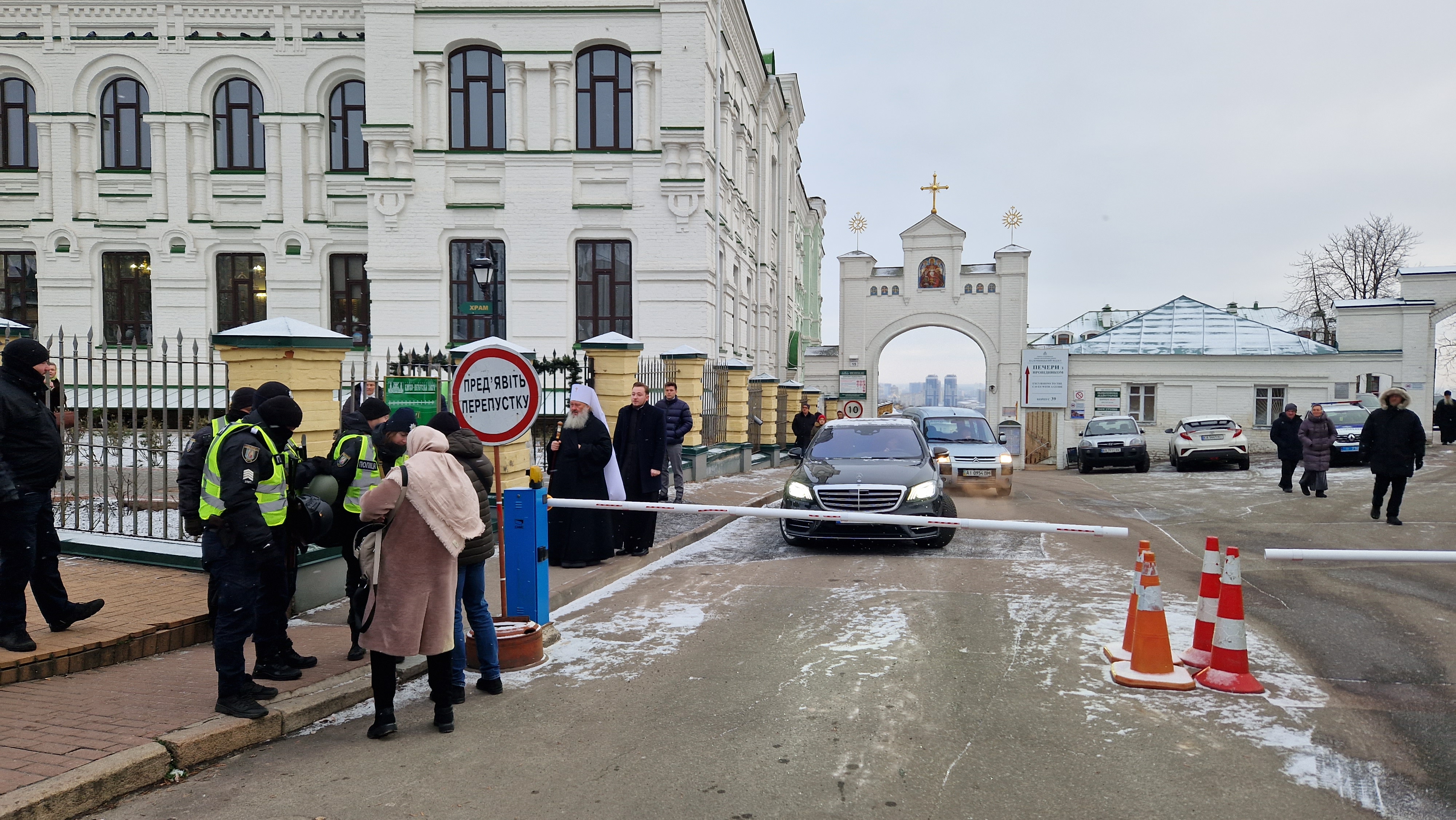Павло Лебідь біля знаку «Пред’явіть документи». Фото: Kyiv Post