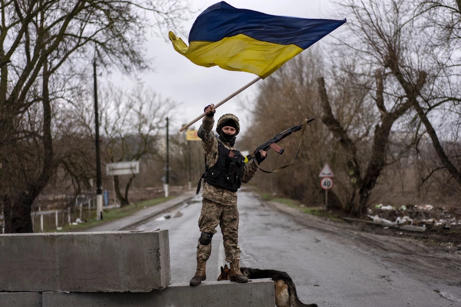 Украинские военные с флагом
